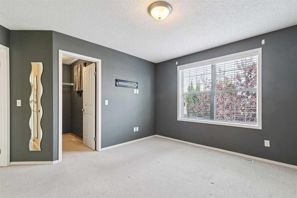208 Everridge Way Sw, Calgary, AB - Indoor Photo Showing Other Room