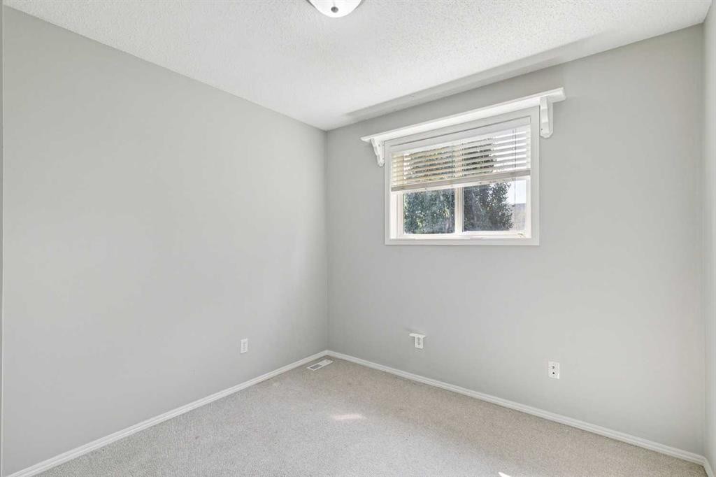 208 Everridge Way Sw, Calgary, AB - Indoor Photo Showing Other Room