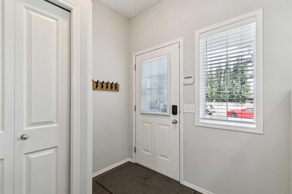 208 Everridge Way Sw, Calgary, AB - Indoor Photo Showing Other Room