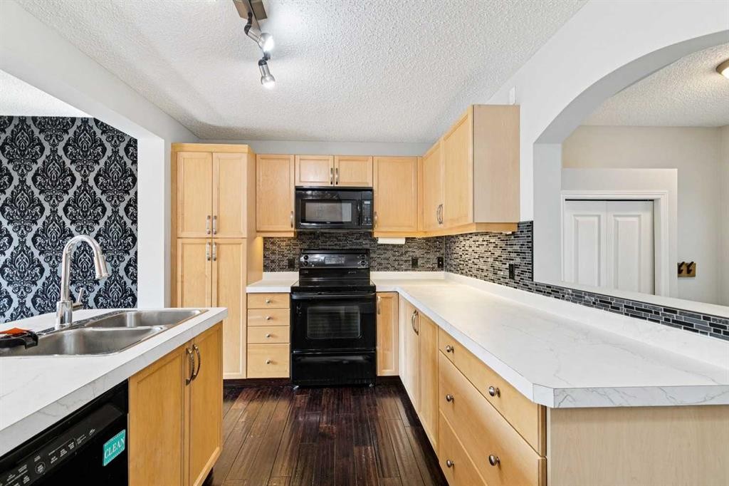 208 Everridge Way Sw, Calgary, AB - Indoor Photo Showing Kitchen With Double Sink