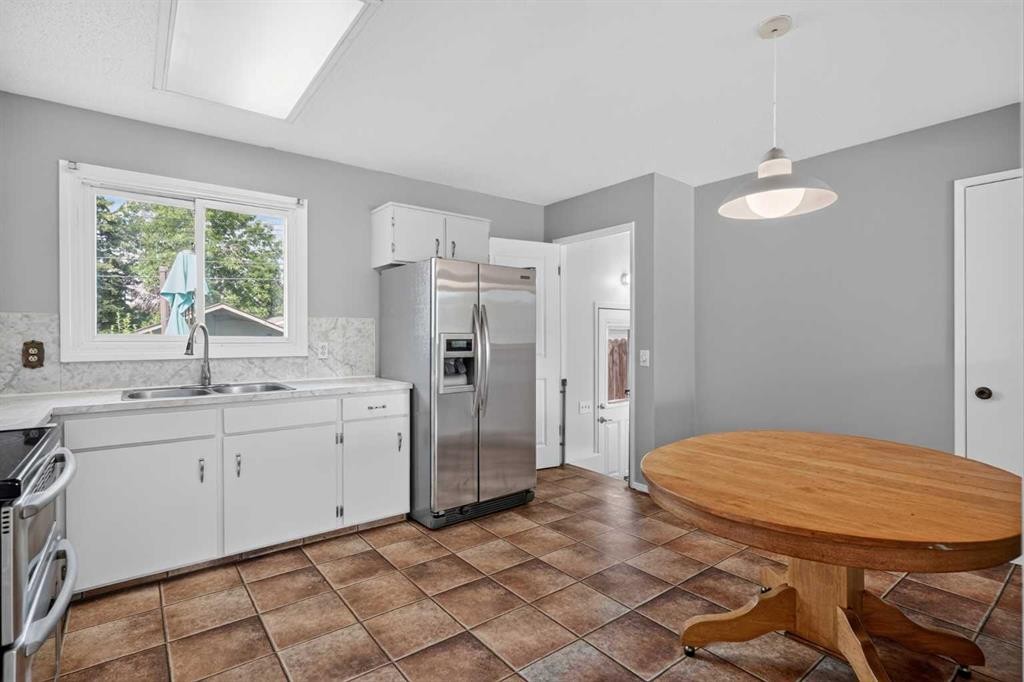 7935 Huntwick Hill Ne, Calgary, AB - Indoor Photo Showing Kitchen With Double Sink