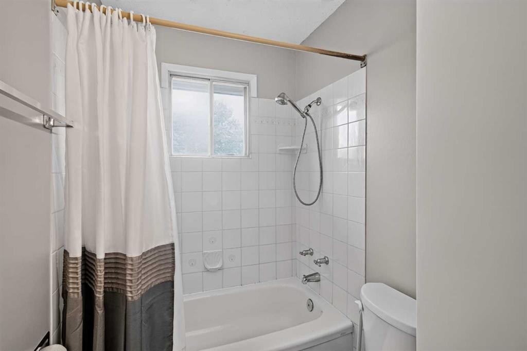 7935 Huntwick Hill Ne, Calgary, AB - Indoor Photo Showing Bathroom