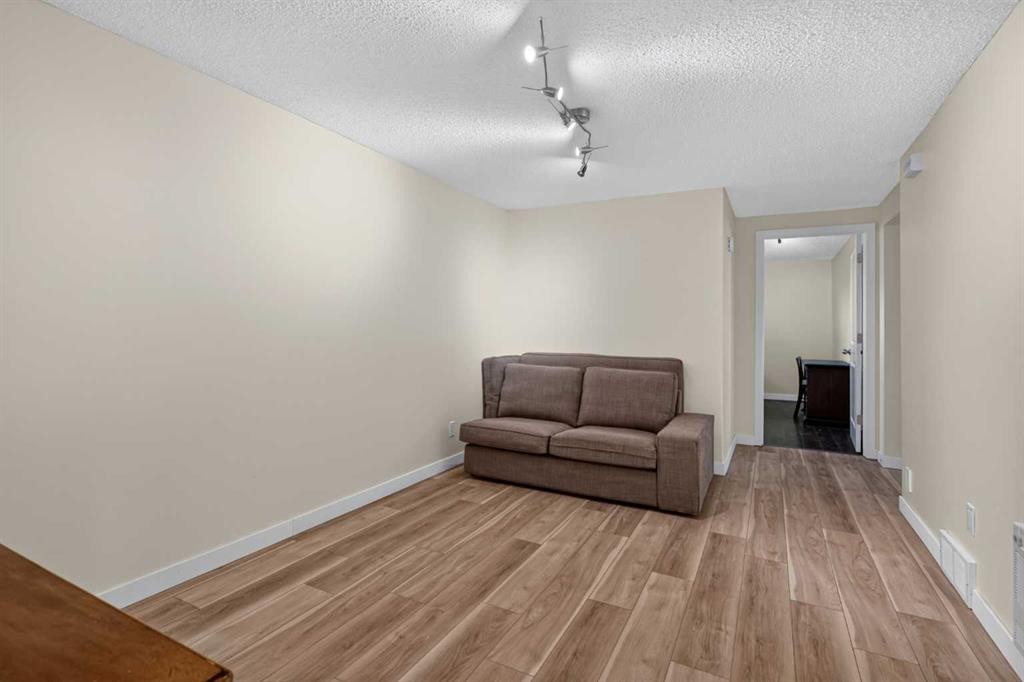 7935 Huntwick Hill Ne, Calgary, AB - Indoor Photo Showing Other Room