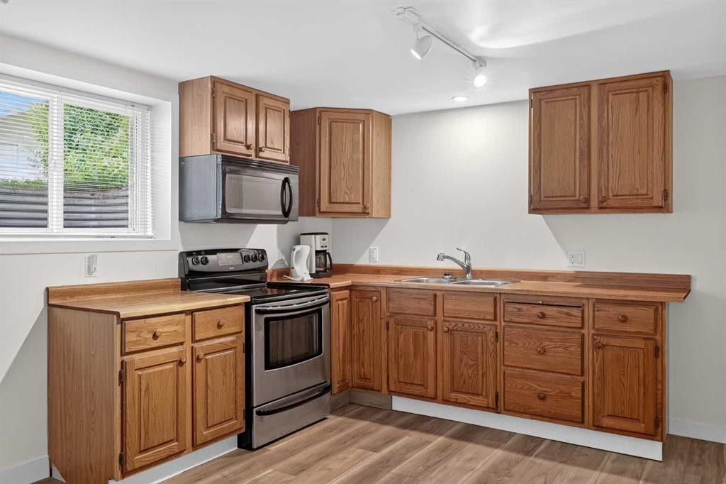 7935 Huntwick Hill Ne, Calgary, AB - Indoor Photo Showing Kitchen With Double Sink