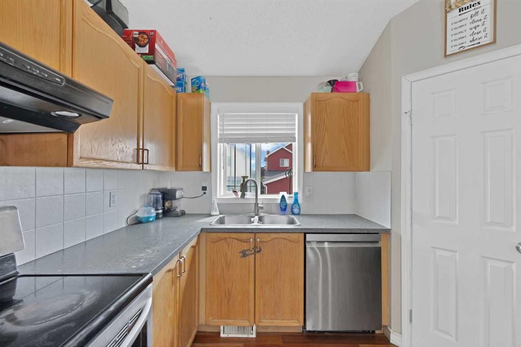 155 Taralea Gardens Ne, Calgary, AB - Indoor Photo Showing Kitchen With Double Sink