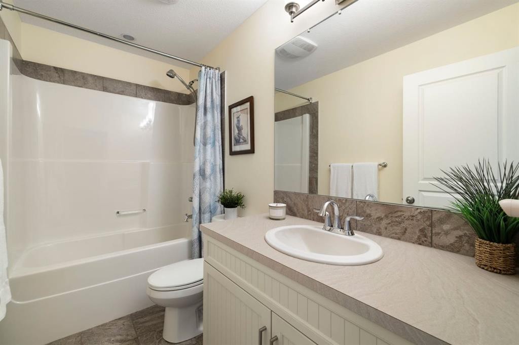719 Mahogany Boulevard Se, Calgary, AB - Indoor Photo Showing Bathroom