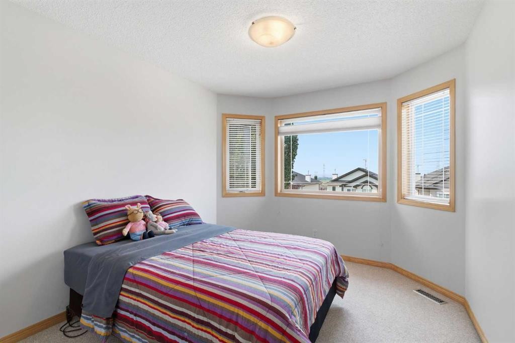 54 Rockyledge Rise Nw, Calgary, AB - Indoor Photo Showing Bedroom