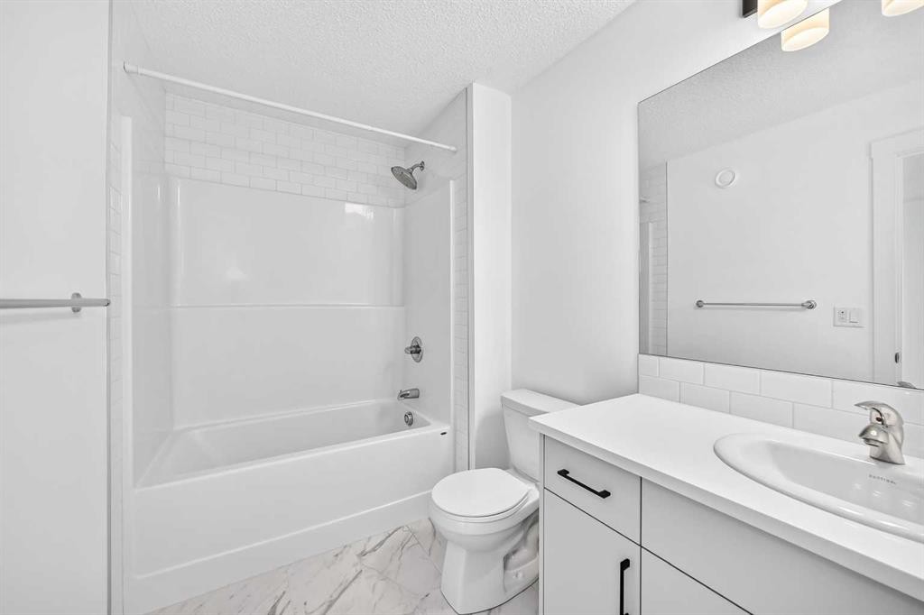 125 Herron Mews Ne, Calgary, AB - Indoor Photo Showing Bathroom
