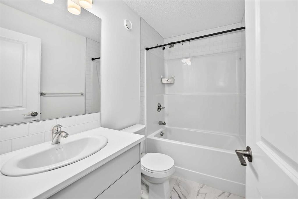 125 Herron Mews Ne, Calgary, AB - Indoor Photo Showing Bathroom