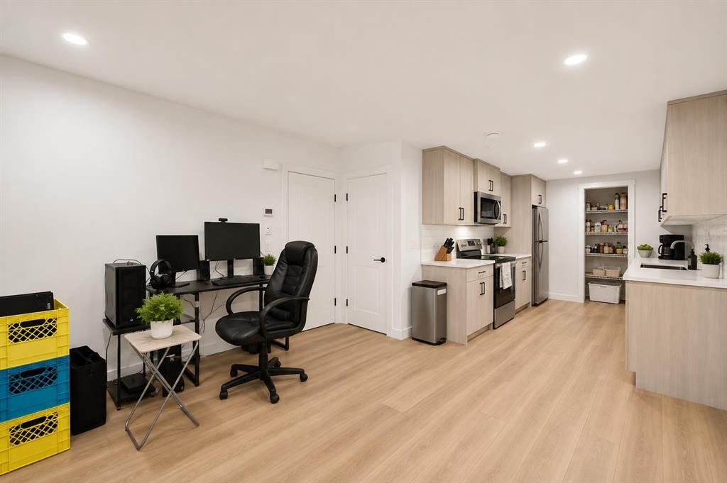 125 Herron Mews Ne, Calgary, AB - Indoor Photo Showing Kitchen