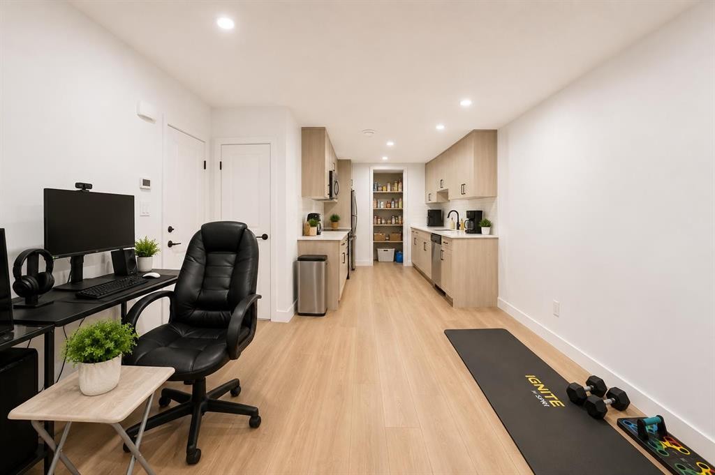125 Herron Mews Ne, Calgary, AB - Indoor Photo Showing Office