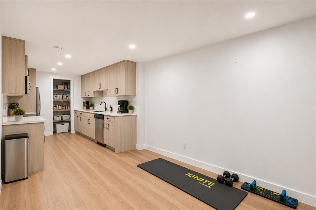 125 Herron Mews Ne, Calgary, AB - Indoor Photo Showing Kitchen