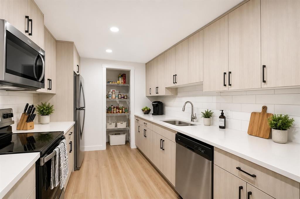 125 Herron Mews Ne, Calgary, AB - Indoor Photo Showing Kitchen With Double Sink With Upgraded Kitchen