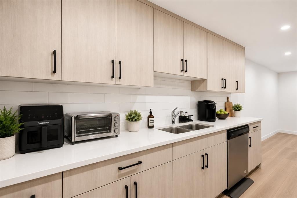 125 Herron Mews Ne, Calgary, AB - Indoor Photo Showing Kitchen With Double Sink
