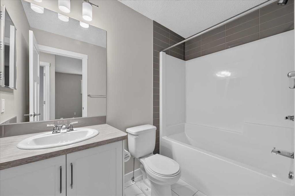 97 Seton Manor Se, Calgary, AB - Indoor Photo Showing Bathroom