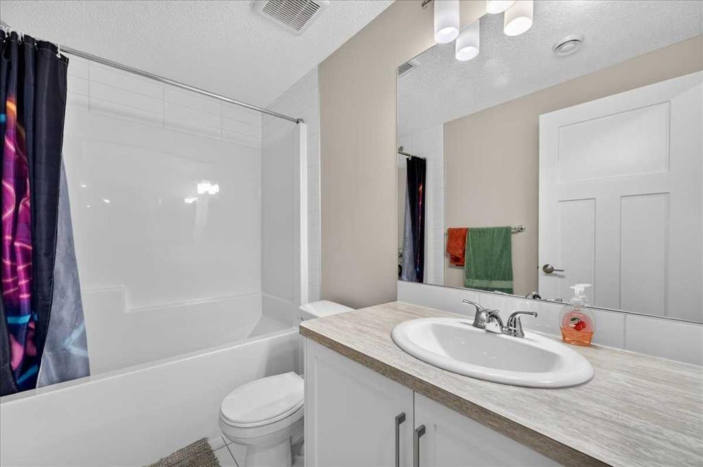 97 Seton Manor Se, Calgary, AB - Indoor Photo Showing Bathroom