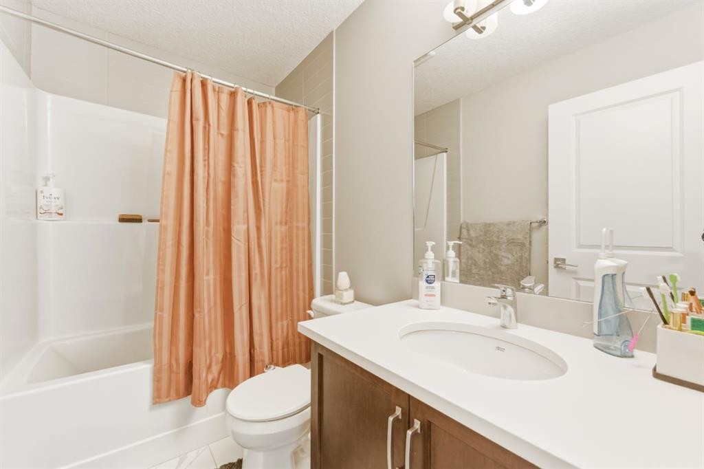 14 Belvedere Point Se, Calgary, AB - Indoor Photo Showing Bathroom