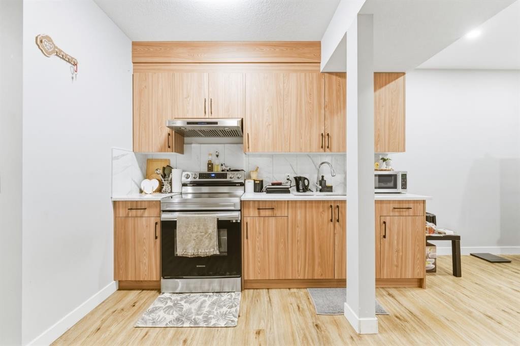 14 Belvedere Point Se, Calgary, AB - Indoor Photo Showing Kitchen