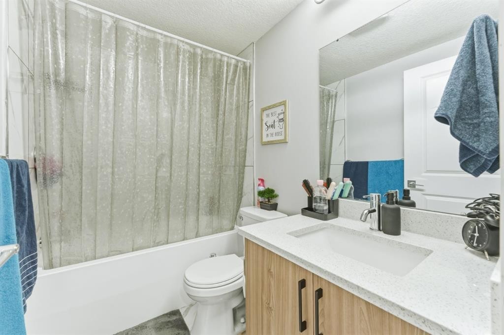 14 Belvedere Point Se, Calgary, AB - Indoor Photo Showing Bathroom