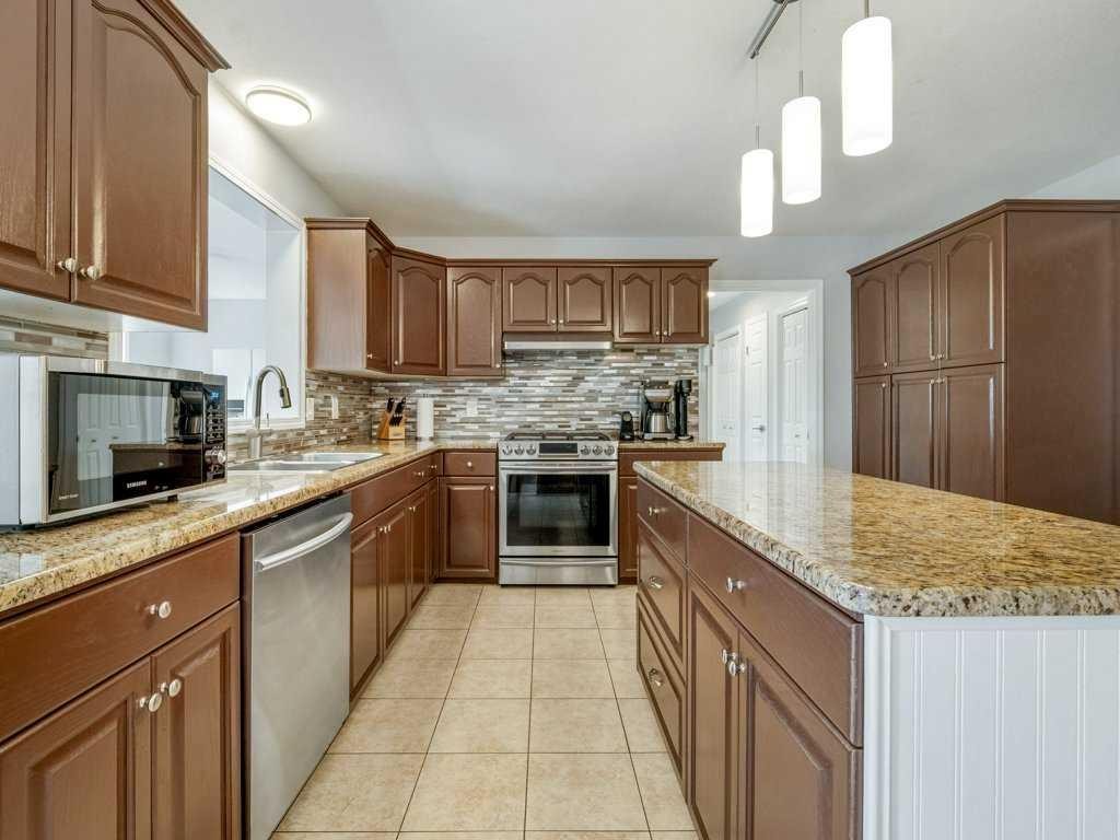 338 Deer Run Place West, Rural Lethbridge County, AB - Indoor Photo Showing Kitchen