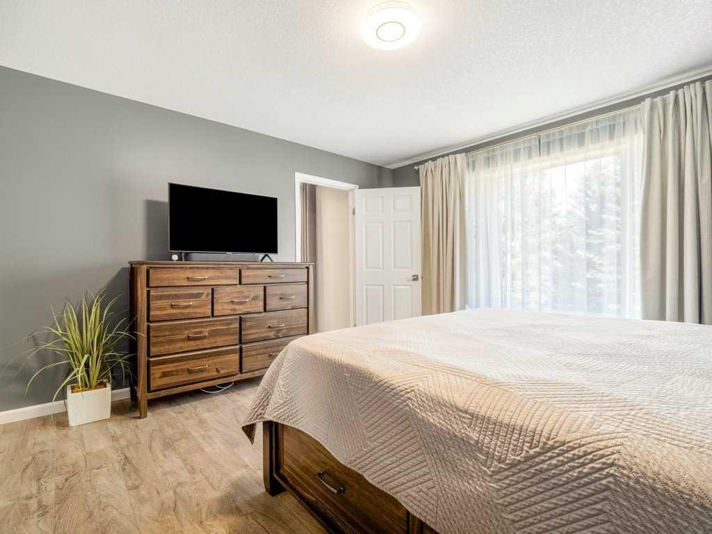 338 Deer Run Place West, Rural Lethbridge County, AB - Indoor Photo Showing Bedroom