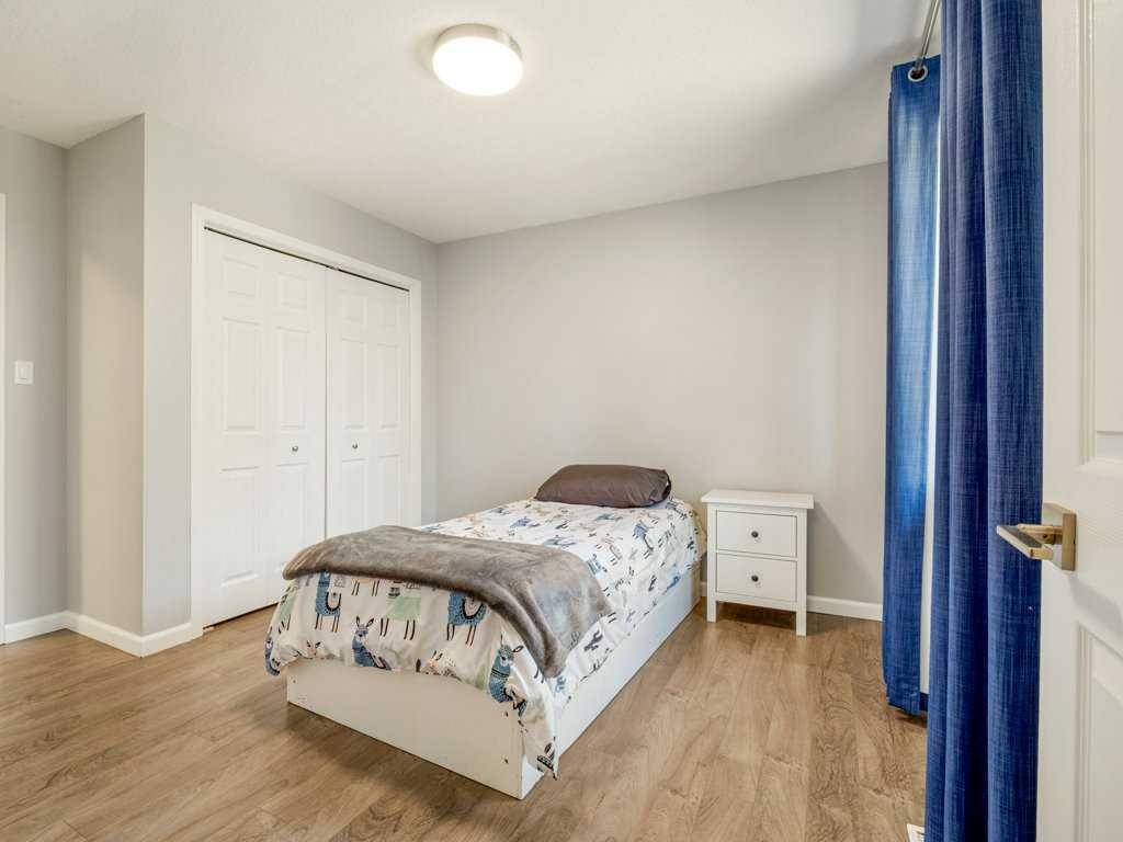 338 Deer Run Place West, Rural Lethbridge County, AB - Indoor Photo Showing Bedroom
