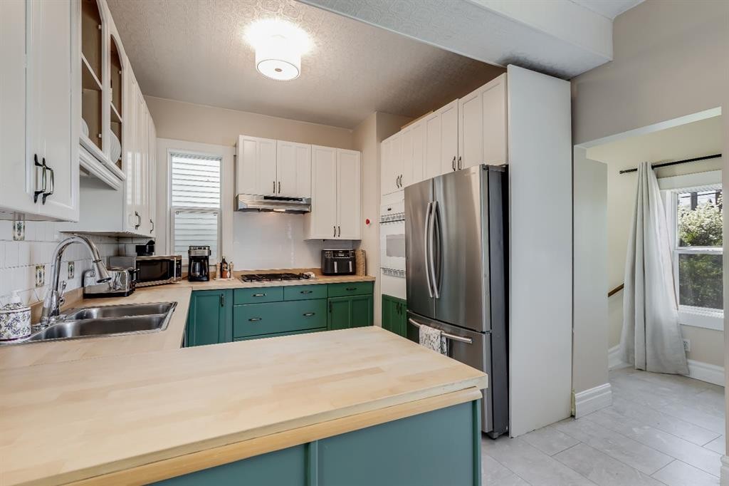1517 12 Avenue Sw, Calgary, AB - Indoor Photo Showing Kitchen With Double Sink