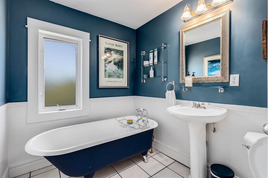 1517 12 Avenue Sw, Calgary, AB - Indoor Photo Showing Bathroom