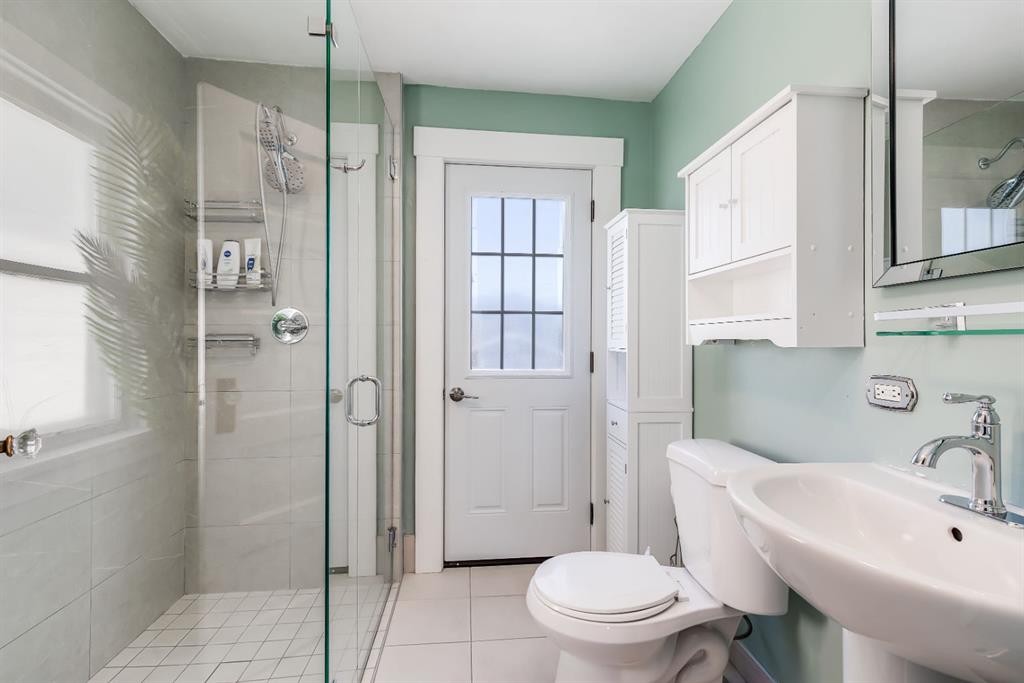 1517 12 Avenue Sw, Calgary, AB - Indoor Photo Showing Bathroom