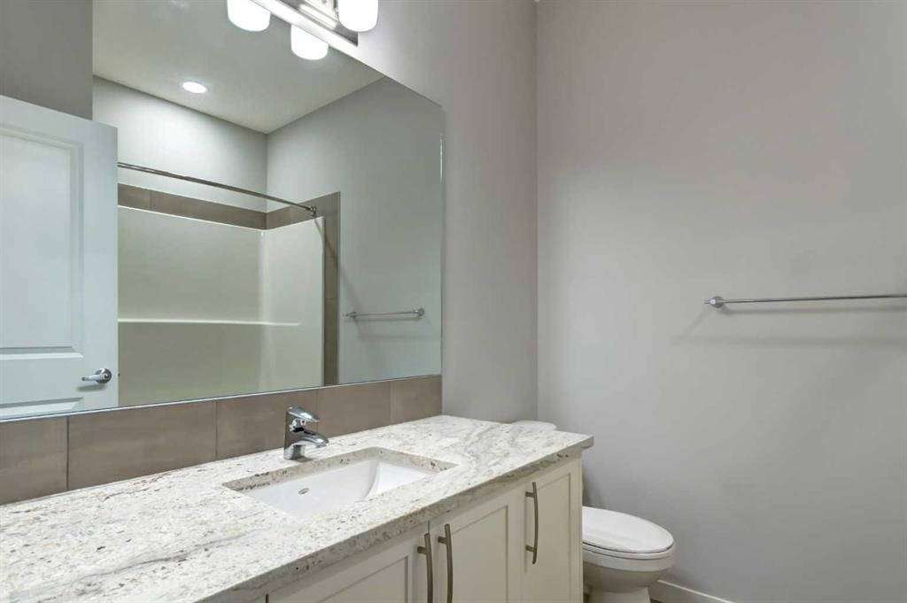 39 Walcrest View Se, Calgary, AB - Indoor Photo Showing Bathroom