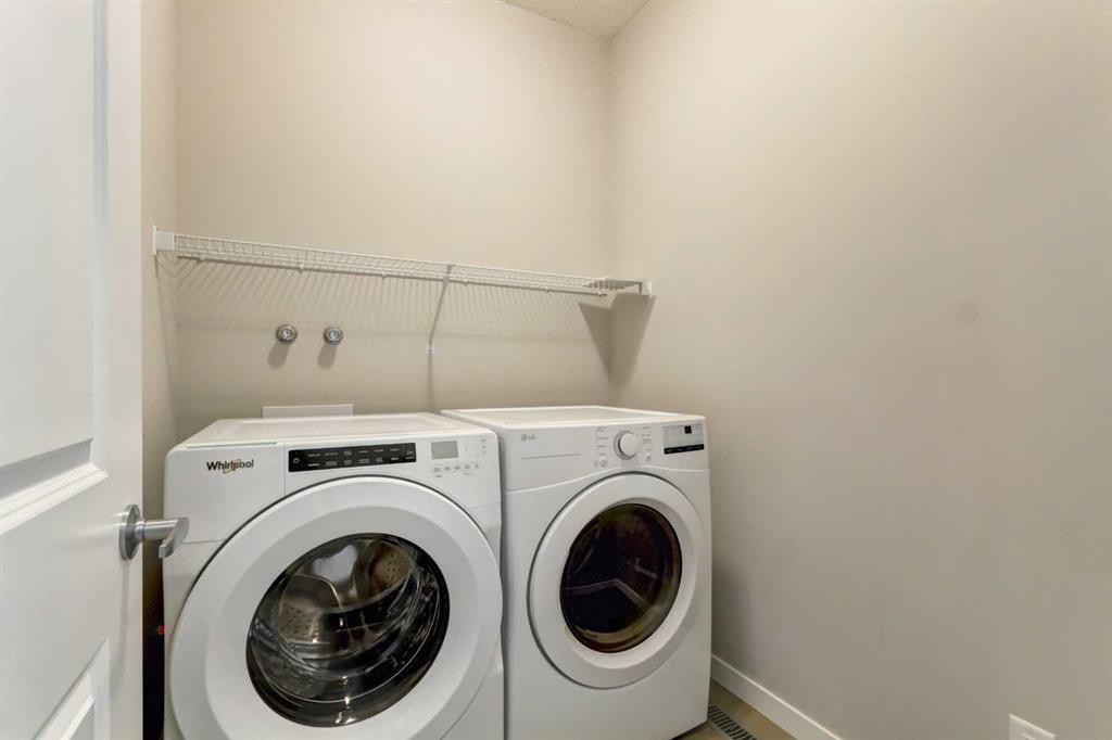 39 Walcrest View Se, Calgary, AB - Indoor Photo Showing Laundry Room