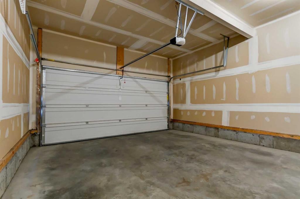 39 Walcrest View Se, Calgary, AB - Indoor Photo Showing Garage