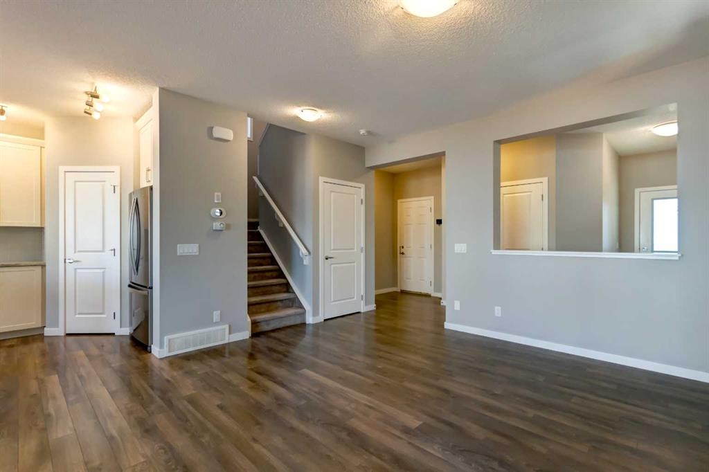 39 Walcrest View Se, Calgary, AB - Indoor Photo Showing Other Room