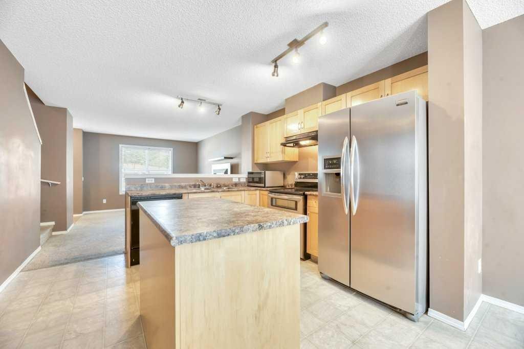 80 Elgin Gardens Se, Calgary, AB - Indoor Photo Showing Kitchen