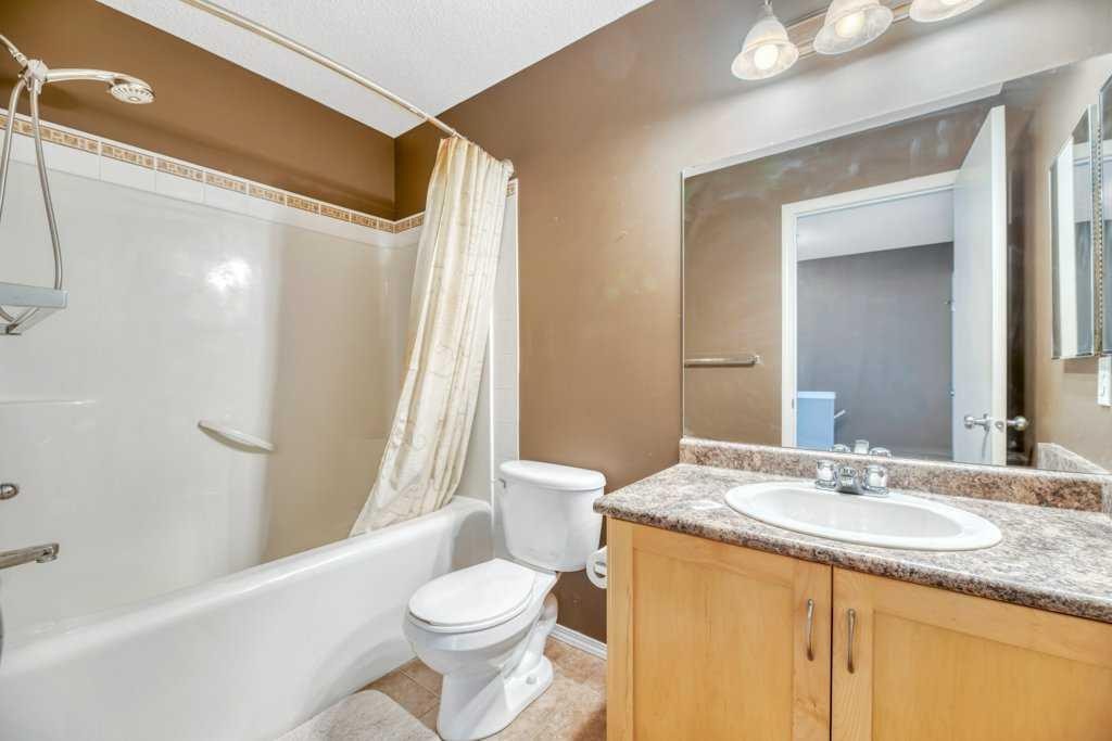 80 Elgin Gardens Se, Calgary, AB - Indoor Photo Showing Bathroom