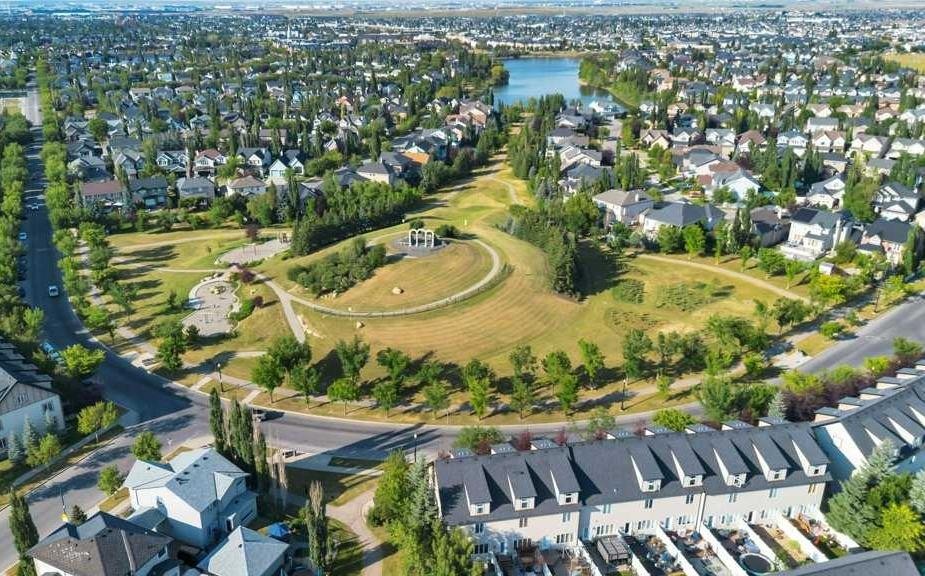 80 Elgin Gardens Se, Calgary, AB - Outdoor With View
