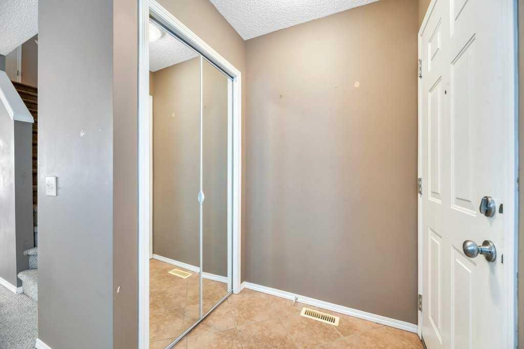 80 Elgin Gardens Se, Calgary, AB - Indoor Photo Showing Other Room