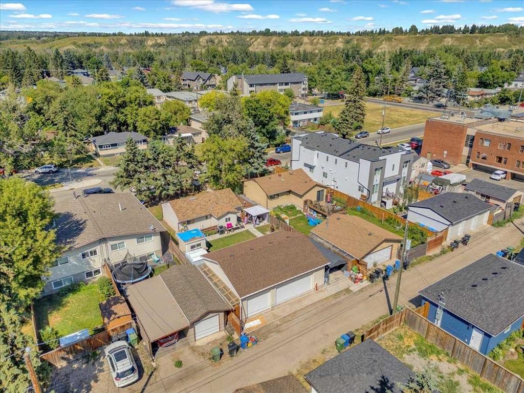 6127 33 Avenue Nw, Calgary, AB - Outdoor With View