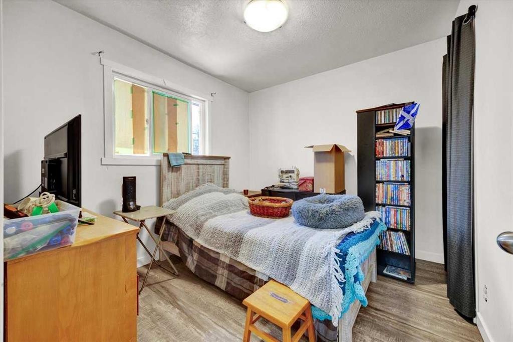 6127 33 Avenue Nw, Calgary, AB - Indoor Photo Showing Bedroom