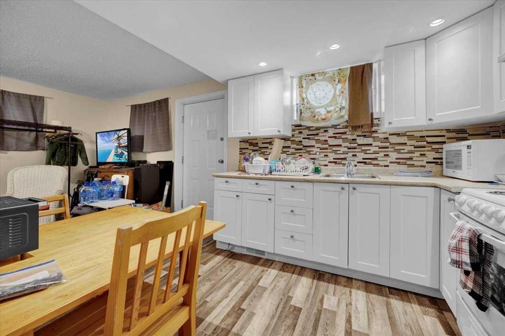 6127 33 Avenue Nw, Calgary, AB - Indoor Photo Showing Kitchen