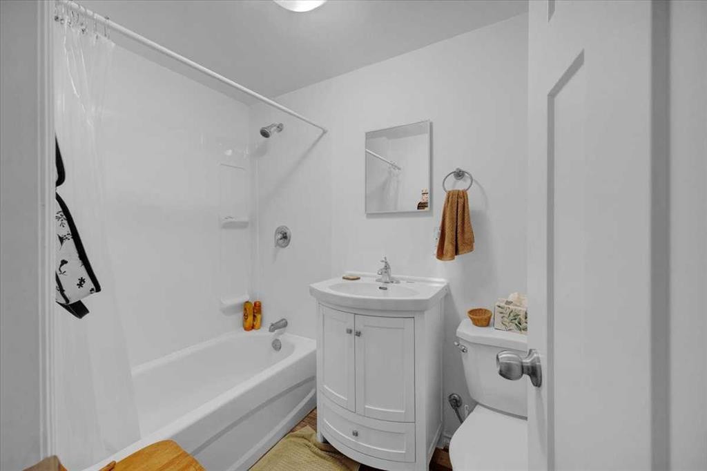 6127 33 Avenue Nw, Calgary, AB - Indoor Photo Showing Bathroom