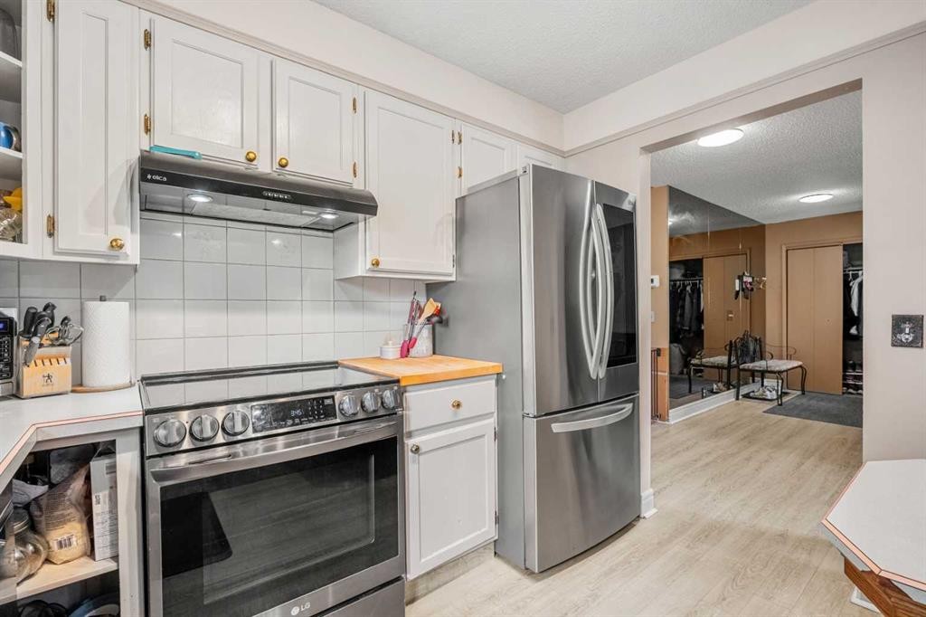 20 Bedwood Hill Ne, Calgary, AB - Indoor Photo Showing Kitchen