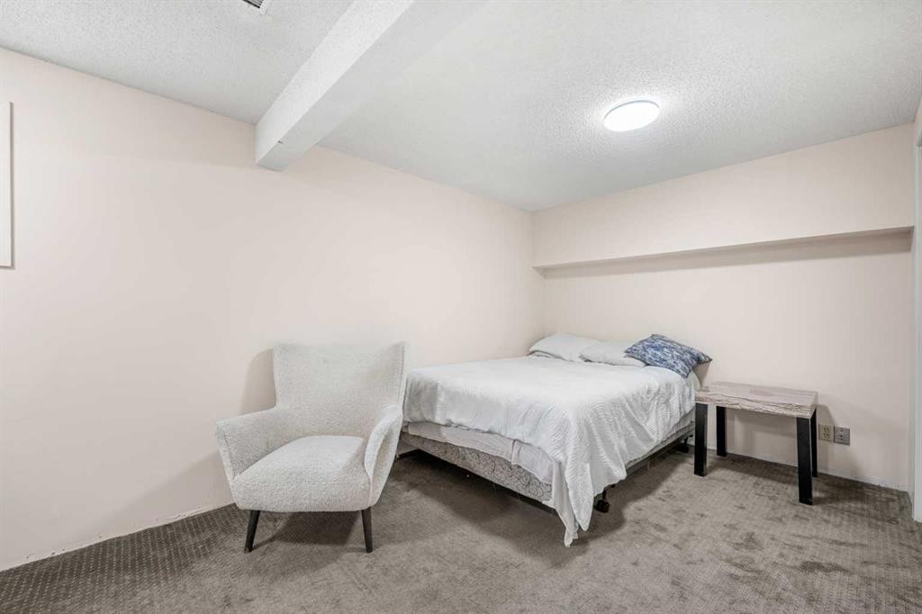 20 Bedwood Hill Ne, Calgary, AB - Indoor Photo Showing Bedroom