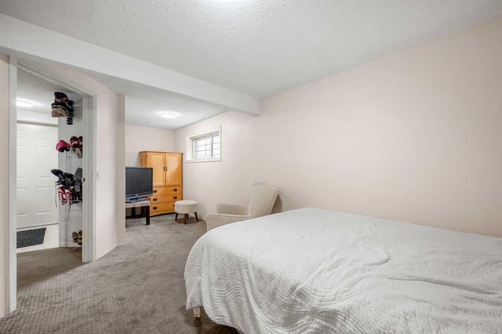 20 Bedwood Hill Ne, Calgary, AB - Indoor Photo Showing Bedroom