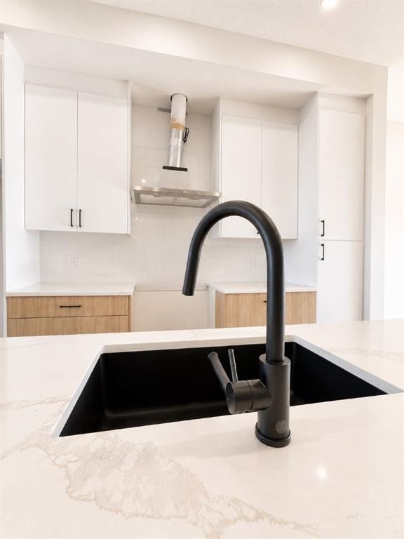 1005-200 Belvedere Boulevard Se, Calgary, AB - Indoor Photo Showing Kitchen With Double Sink
