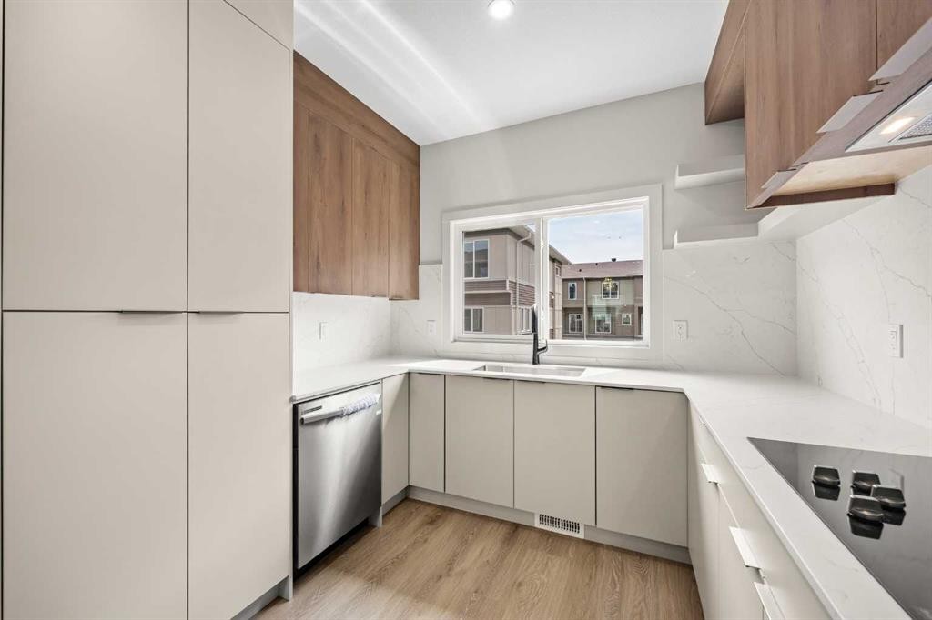 302-67 Panatella Square Nw, Calgary, AB - Indoor Photo Showing Kitchen