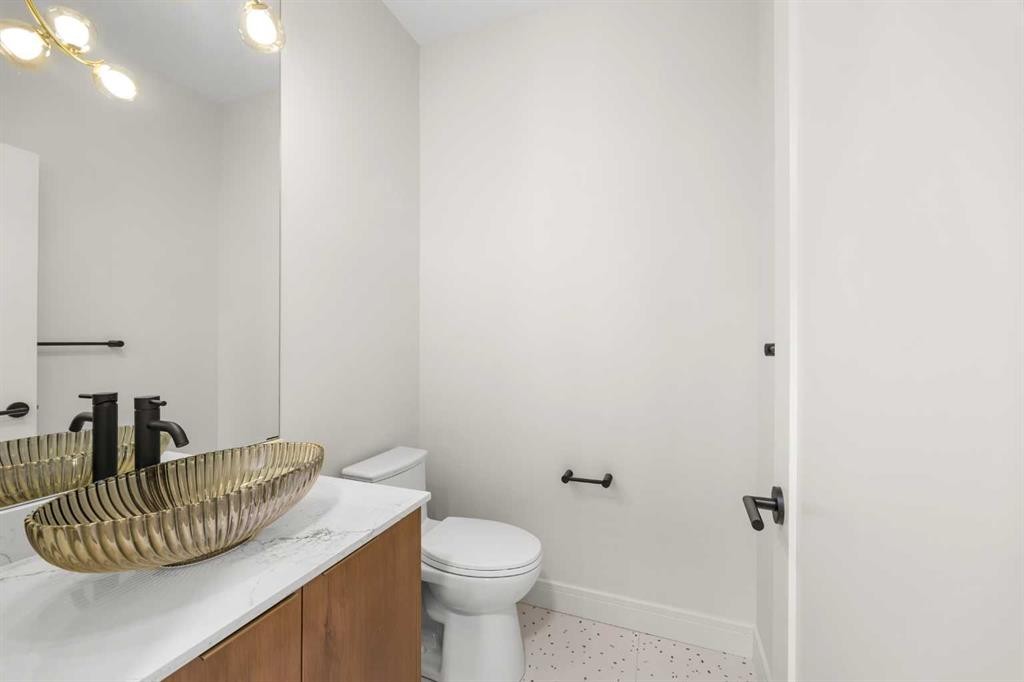 302-67 Panatella Square Nw, Calgary, AB - Indoor Photo Showing Bathroom