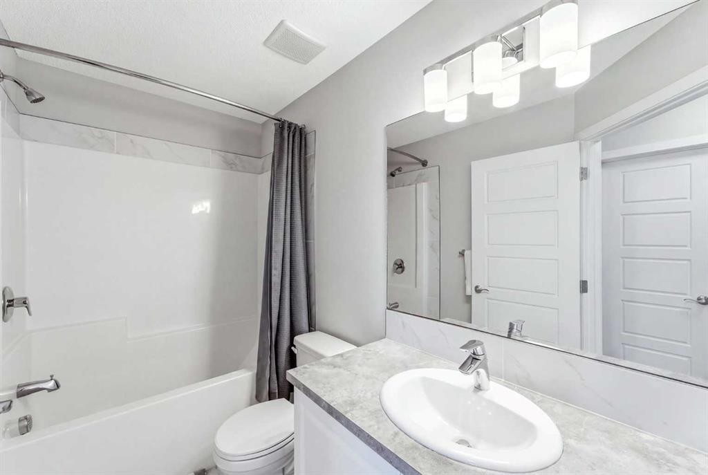 308-32 Red Embers Parade Ne, Calgary, AB - Indoor Photo Showing Bathroom