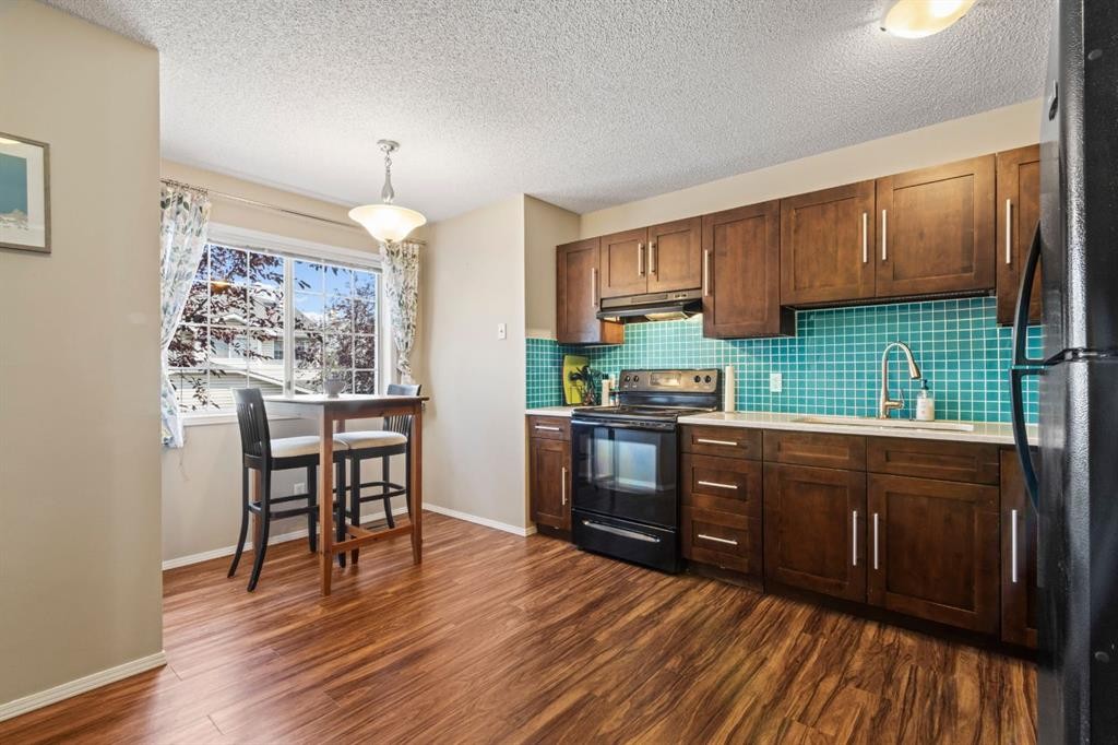 623 Hawkstone Manor Nw, Calgary, AB - Indoor Photo Showing Kitchen
