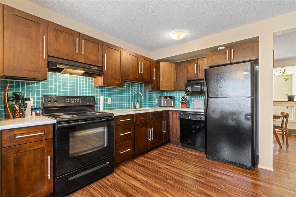 623 Hawkstone Manor Nw, Calgary, AB - Indoor Photo Showing Kitchen